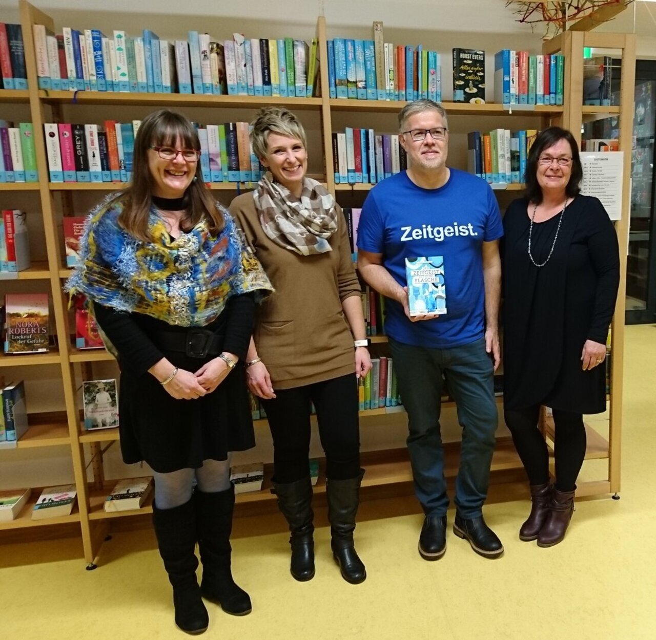 Gerhard Benigni mit Martina Weiss, Doris Naschenweng und Susanne Heine vom Bibliotheksteam