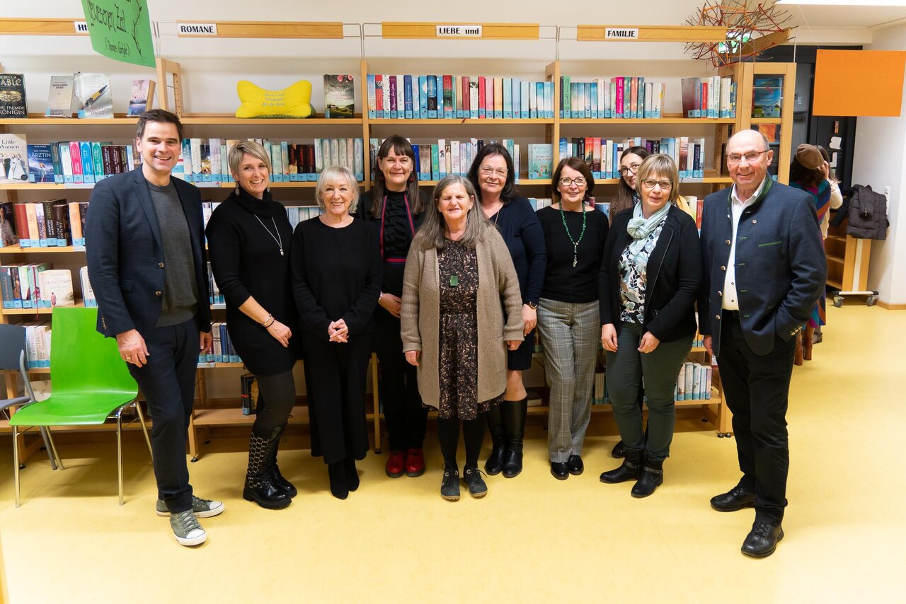 Edgar Unterkircher, Heidelinde Weis mit dem Bibliotheksteam und Vzbgm. Mohl (Foto: Stefanie Kleindopp)