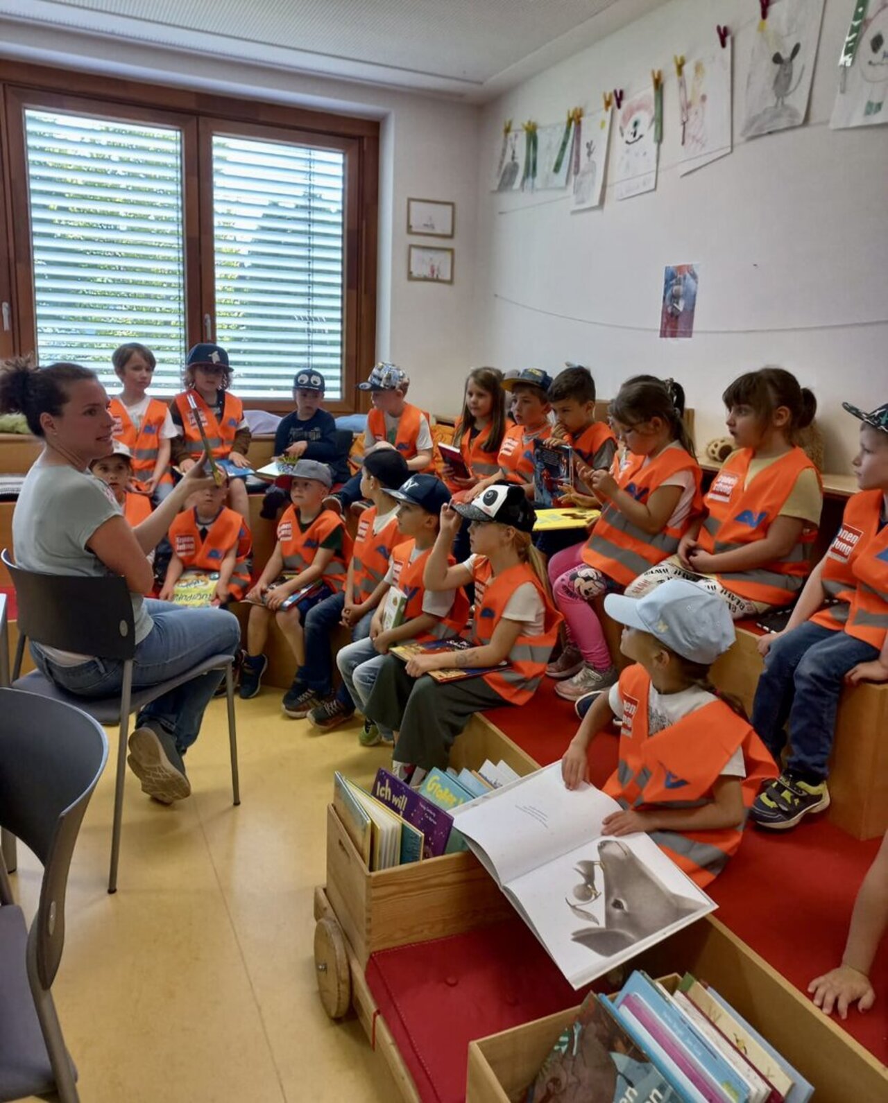der Kindergarten ist zu Besuch